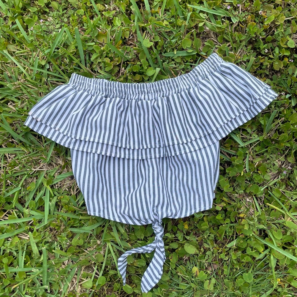 Super cute strapless blue and white striped shit 💙🤍🌴